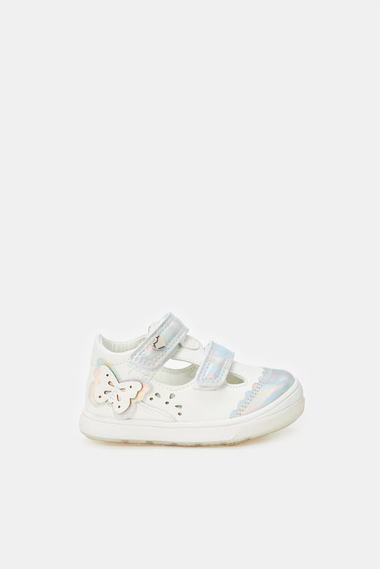 حذاء رياضي باللون الأبيض للبنات الرضع