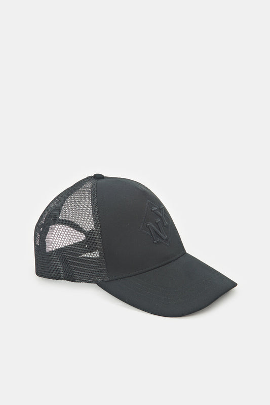 قبعة مزينة باللون الأسود للنساء