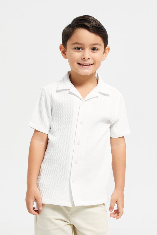 قميص جاكار باللون الأبيض للأولاد الصغار 
